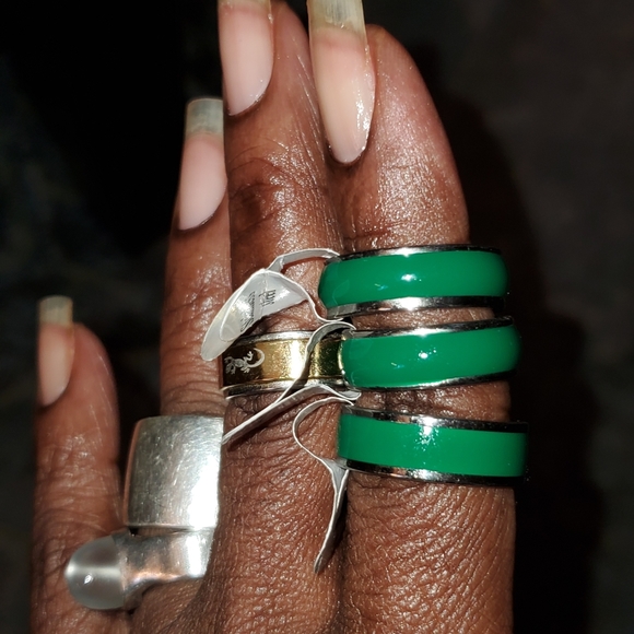 💥SALE 3 for $35💥 Emerald Green Enamel Band Ring - Picture 4 of 4